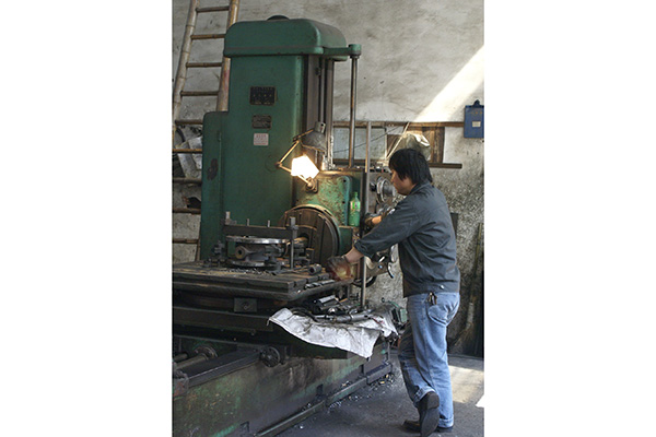 蝸輪對夾式軟密封蝶閥生產車間